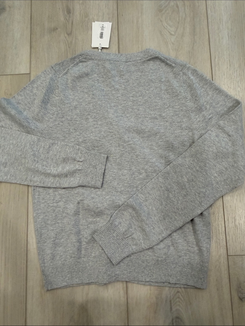 Aritzia Sunday Best Biscotti V-Neck Cardigan Heather Grey Size M NWT - Picture 3 of 3